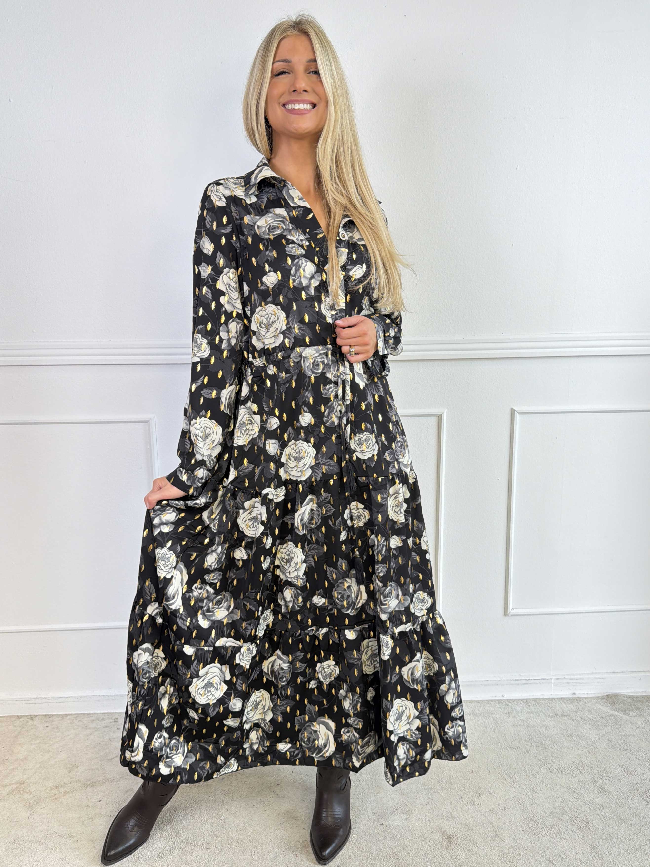 Noelle - Plus size lang kjole i viskose med lag-på-lag-look, fint roseprint og gulddetaljer